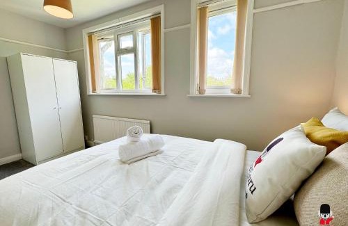 Failsworth Apartment | KozyGuru Spacious 3 BR 8ppl Hse 50% off Long stay