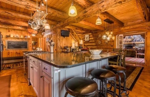 Stratton and Bromley Ski Areas House | Kresge Luxurious Grand Cabin At Stratton and Bromley Mountains, up to 6 guests.