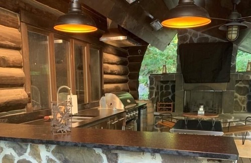 Stratton and Bromley Ski Areas House | Kresge Luxurious Grand Cabin At Stratton and Bromley Mountains, up to 6 guests.