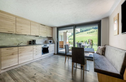 Valle Aurina Apartment | Kreuzkofel Holiday Apartment with Shared Whirlpool & Garden