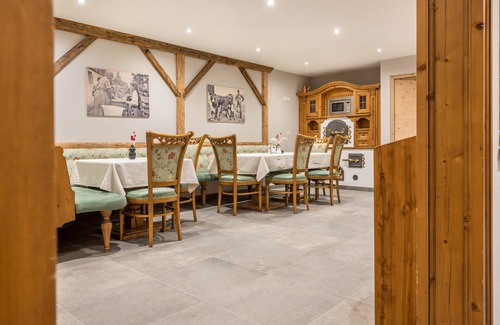 Valle Aurina Apartment | Kreuzkofel Holiday Apartment with Shared Whirlpool & Garden