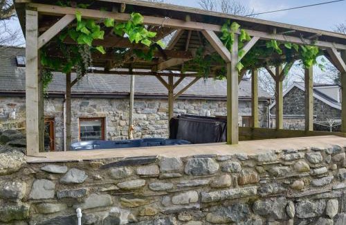 Criccieth House | Kris Kin