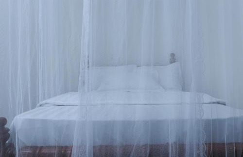 Entebbe Bed & Breakfast | Krisla Lake Breeze Hotel