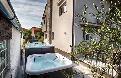 Krk Apartment | KRK CITY ! 250m PROMENADE !Vilaveja family house !small pool, jacuzzi
