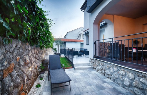 Krk Apartment | KRK CITY ! 250m PROMENADE !Vilaveja family house !small pool, jacuzzi