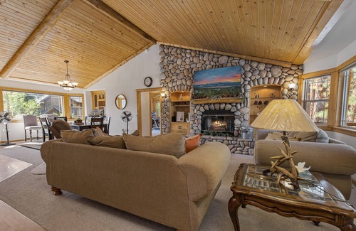 Castle Glen Estates Cabin | Kubo Del Sol - Dream Location With Hot Tub! Beautiful, Light And Bright Log Cabin. 3 Bedroom Cabin