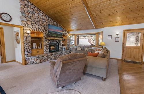 Castle Glen Estates Cabin | Kubo Del Sol - Dream Location With Hot Tub! Beautiful, Light And Bright Log Cabin. 3 Bedroom Cabin