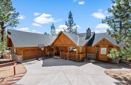 Castle Glen Estates Cabin | Kubo Del Sol - Dream Location With Hot Tub! Beautiful, Light And Bright Log Cabin. 3 Bedroom Cabin