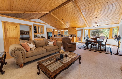 Castle Glen Estates Cabin | Kubo Del Sol