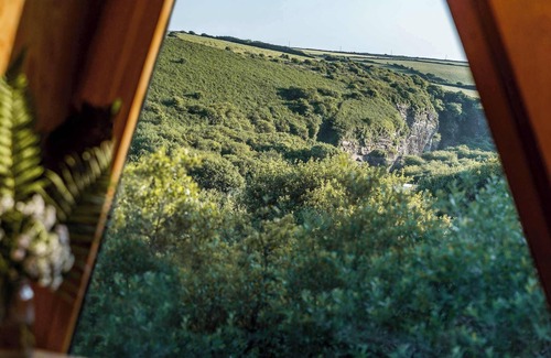 Tintagel Cabin | Kudhva 4 Summary: Per