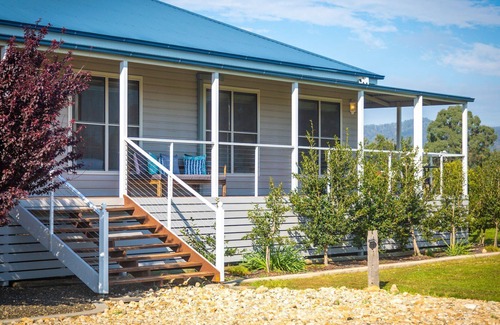 Broke House | Kulang Cottage near new with Plunge Pool & Hot Tub and on the fringe of Broke Village