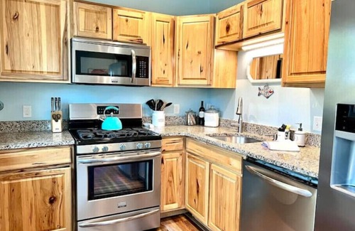Pawleys Island Cottage | KumBaYah Cottage, marsh-side, under the Live Oaks. Hike, bike or cart to beach!