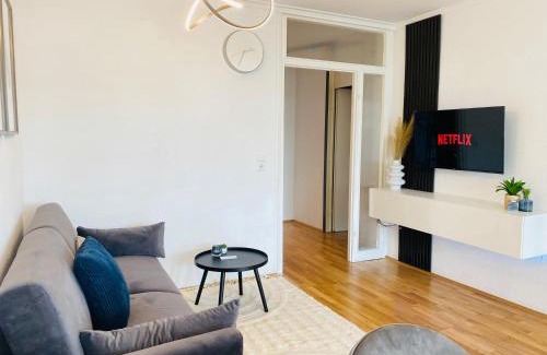 Grifflenberg Apartment | KYANIT APARTMENT: FREE PARKING + POOL + NETFLIX