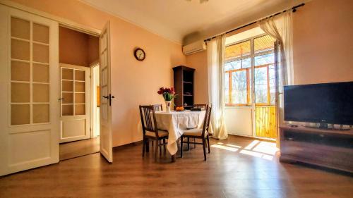 Afanasivsʹkyy Yar Apartment | Kyiv TOP LOCATION 60m2 apt in old city fast WIFI selfchekin