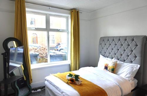 Derby House | Kyoto Central I 4 BDR House I 50 inch Smart TVs in Rooms I Large Spacious Rooms I Refurbished I Derby City Centre