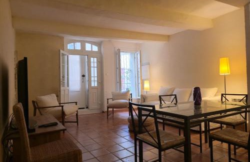 Serignan Apartment | L'élégante Maison de Village Terrasse Tropézienne