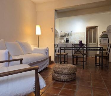 Serignan Apartment | L'élégante Maison de Village Terrasse Tropézienne