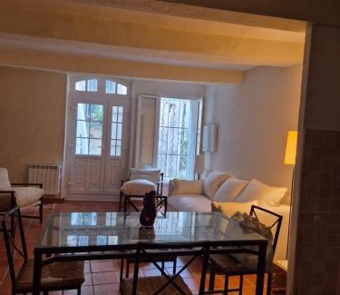 Serignan Apartment | L'élégante Maison de Village Terrasse Tropézienne