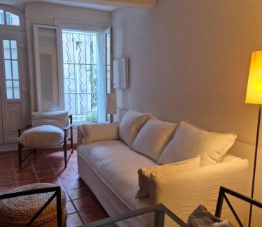 Serignan Apartment | L'élégante Maison de Village Terrasse Tropézienne