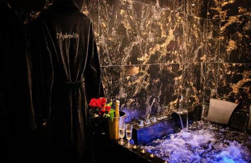 Homecourt Apartment | L'Aphrodite, Suite de LUXE - Love room - JACUZZI