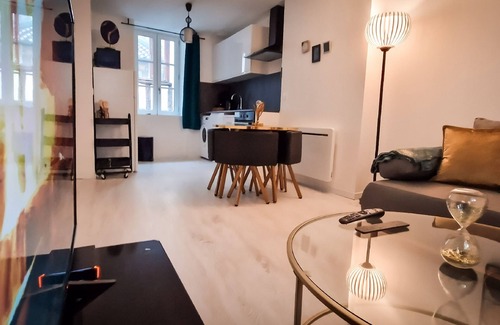 Villefranche-de-Rouergue Apartment | L'art Déco 3 Wifi,netflix,disney+coeur de Bastide
