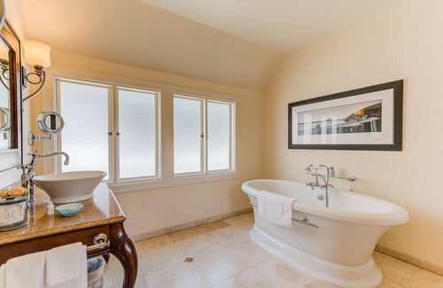 Golden Rectangle Hotel | L Auberge Carmel