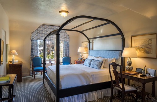 Golden Rectangle Hotel | L Auberge Carmel