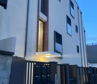 Aubervilliers Apartment | L'escale Parisienne - METRO 3 min, Proche JO, Direct au Louvre,Galeries Lafayette, Opéra,