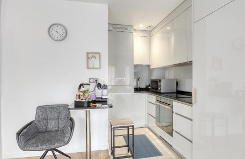 Aubervilliers Apartment | L'escale Parisienne - METRO 3 min, Proche JO, Direct au Louvre,Galeries Lafayette, Opéra,