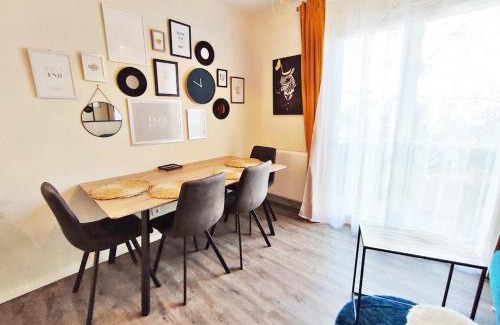 Bagneres-de-Luchon Apartment | L'Escampette, Duplex T3, centre Luchon, wifi, casier à skis, 4 personnes