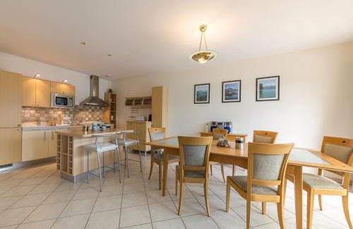 Talloires-Montmin Apartment | L'Hermitage, 3 appartements avec terrasse, vue lac, parking et PISCINE, LLA Selections by Location Lac Annecy