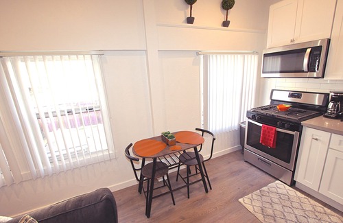 Belmont Shore Apartment | L@K 2 minute walk to the BEACH and the party street called 2nd Street!