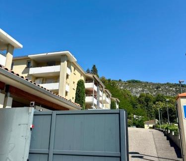 Foix Apartment | L'oasis urbain - Charme unique et piscine