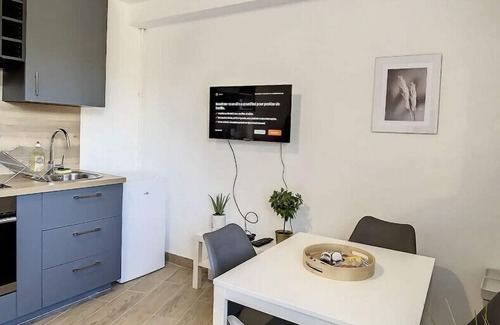 Livry-Gargan Apartment | L03 - Aéroport, Paris, Disney, Parc des Expositions by Villa Dengous
