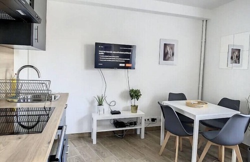Livry-Gargan Apartment | L03 - Aéroport, Paris, Disney, Parc des Expositions by Villa Dengous