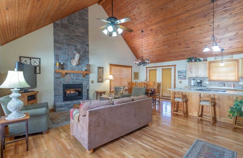 Reeds Spring Cabin | L060, 2 Br Roark Creek Cabin End Unit, Save 15% on New 3+ Nts SEE DESC. BELOW