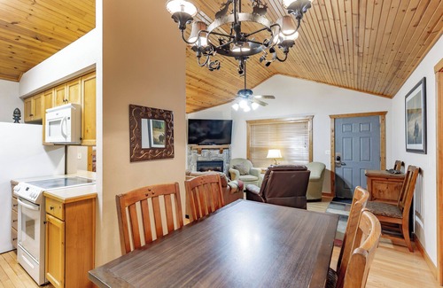 Reeds Spring Cabin | L072, 2Br, 2Ba, Sleep 8+, SEE DESC. for SUMMER SPECIAL