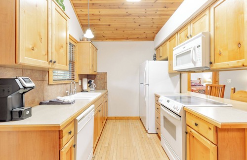 Reeds Spring Cabin | L072, 2Br, 2Ba, Sleep 8+, SEE DESC. for SUMMER SPECIAL