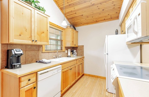 Reeds Spring Cabin | L072, 2Br, 2Ba, Sleep 8+, SEE DESC. for SUMMER SPECIAL