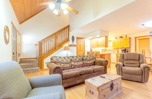 Reeds Spring Cabin | L073B, "Lakeside Fun" 1Br Cabin, Sept.Deal: Book 3 Nts, Save 15% SEE DESC. BELOW