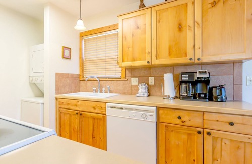 Reeds Spring Cabin | L073B, "Lakeside Fun" 1Br Cabin, Sept.Deal: Book 3 Nts, Save 15% SEE DESC. BELOW