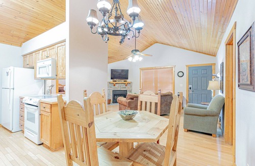 Reeds Spring Cabin | L093, 2Br Cabin, Pets; Getaway for Less – 15% Off 3+ Nts SEE DESC. BELOW