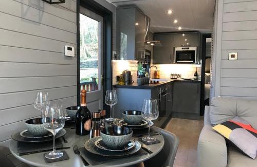 Bethesda Apartment | L11 - The Harlech Lodge with Hot Tub