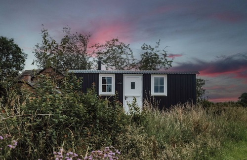 Penrith Cottage | LA'AL LING, romantic, with hot tub in Penrith