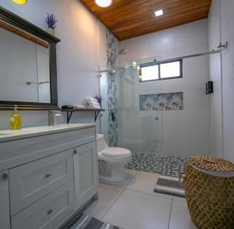 Penas Blancas House | La Azulada-5min La Fortuna, King beds, pool, BBQ