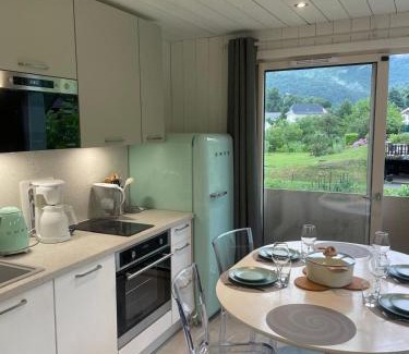Duingt Bed & Breakfast | La Baie des Voiles 2 chambres 4 à 6 personnes au bord du lac plage privée