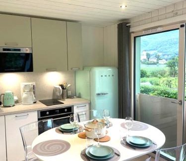 Duingt Bed & Breakfast | La Baie des Voiles 2 chambres 4 à 6 personnes au bord du lac plage privée