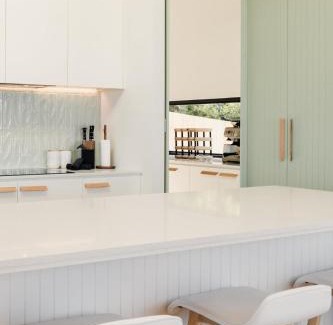 Ocean Grove Villa | La Bella Beach House-Sleeping 9, Wood Fire, Aircon