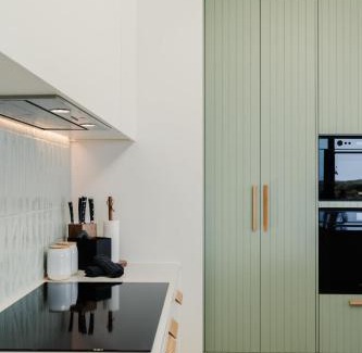 Ocean Grove Villa | La Bella Beach House-Sleeping 9, Wood Fire, Aircon