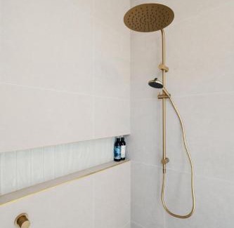 Ocean Grove Villa | La Bella Beach House-Sleeping 9, Wood Fire, Aircon